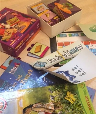Woordspelletjes, spellingkaarten en kinderboeken op tafel