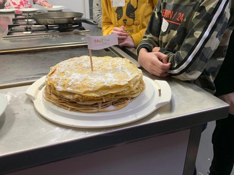 Stapel pannenkoeken met een EduXtra-vlaggetje tijdens Xtra Koken
