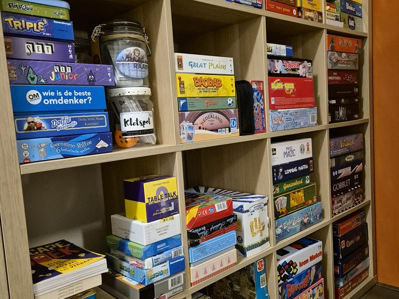 Kast met vakken vol gezelschapsspellen